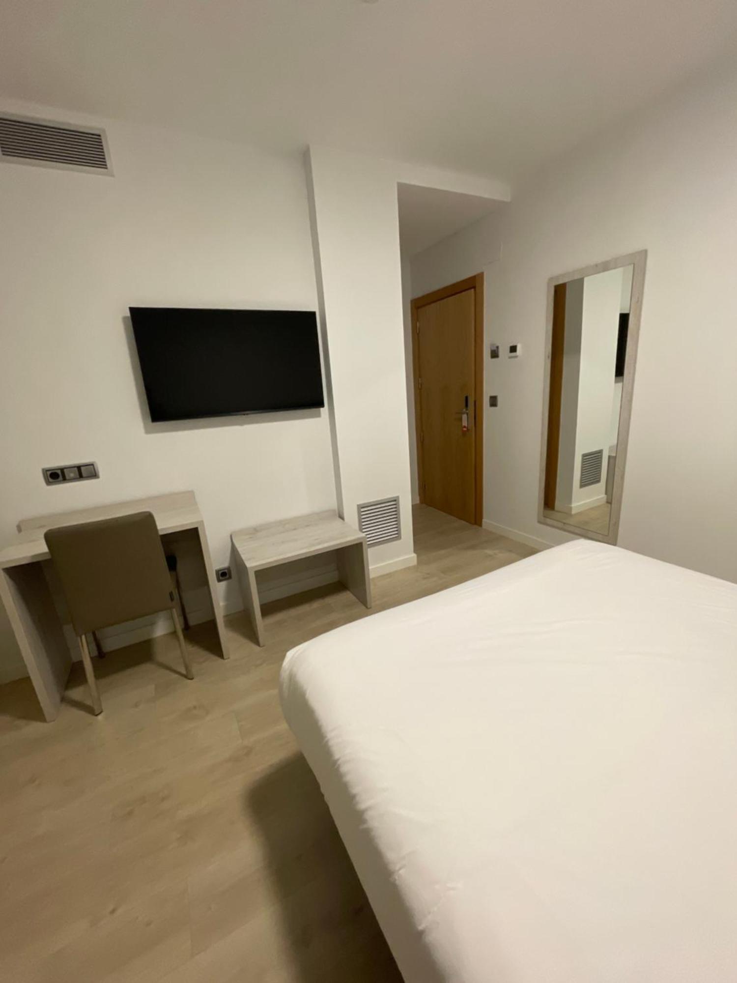 Hostal Pirineos אינסה מראה חיצוני תמונה